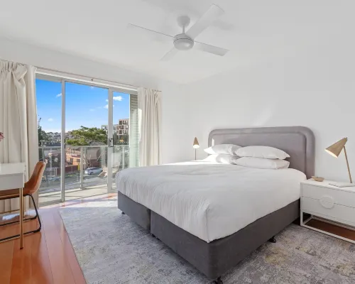 Bright 2-bed Apartment With Balcony & Garage Hotel di Five Dock