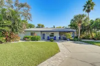 Indian Rocks Beach Home - 2 Blocks to Beach! - Parkplatz