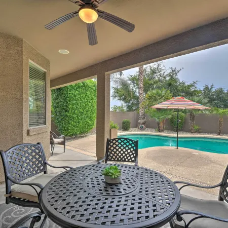 Spacious Surprise Home 6 Mi to Wildlife World Zoo
