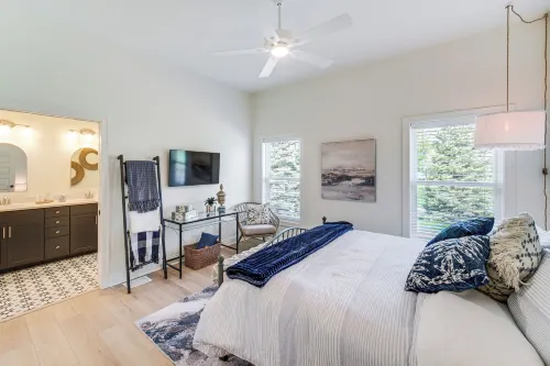 Walk to Lake Erie: Sleek Retreat w/ Screened Patio - Homestays
