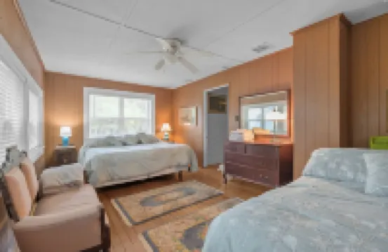Kingsley Lake Home w wide lawn, dock, central air, 4 kayaks.  Near Camp Blanding