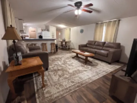 TWIN PINES Toledo Bend Camp with plenty of boat parking in quiet neighborhood