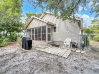 3 Blks to Beach, Close to Shopping! Screened Porch! 1 King/2 Twins/Sofa Sleeper!