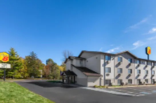 Super 8 by Wyndham Kent/Akron Area Hotels in Portage County