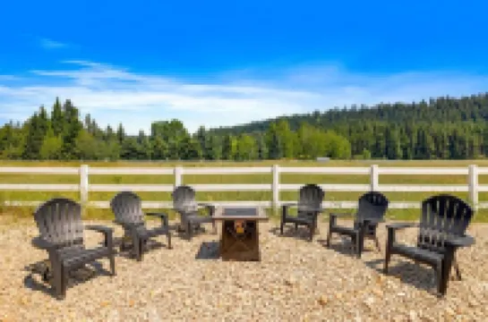 Three Primary Suites: Family and Dog Friendly