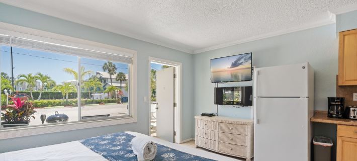 A Tropical Breeze Beach Club - Anna Maria Island Hotels in Holmes Beach