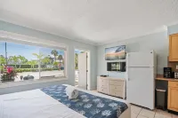 A Tropical Breeze Beach Club - Anna Maria Island - parking