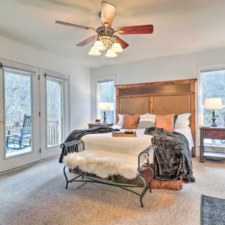 Idyllic Creekside Bryson City Gem w/ Fire Pit! Отели в г. Суэйн