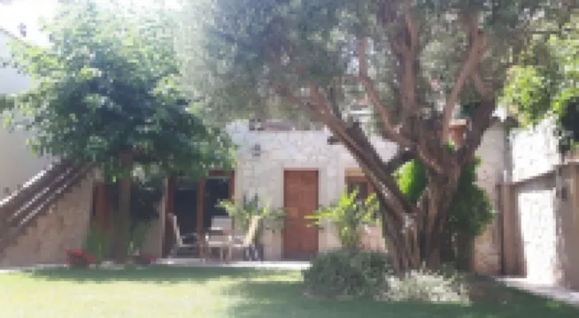 Independent lodging with exit to the garden.  Close to airport, subway and train. Hotels near Llobregat Delta