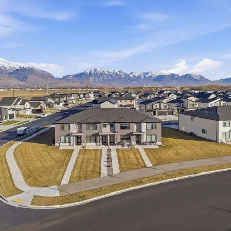 Luxury Townhome! Mountain Views! Family Amenities! Seasonal Pool & Pickleball!