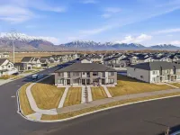 Luxury Townhome! Mountain Views! Family Amenities! Seasonal Pool & Pickleball!