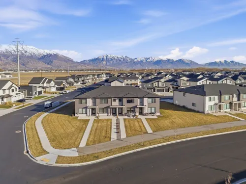 Luxury Townhome! Mountain Views! Family Amenities! Seasonal Pool & Pickleball!