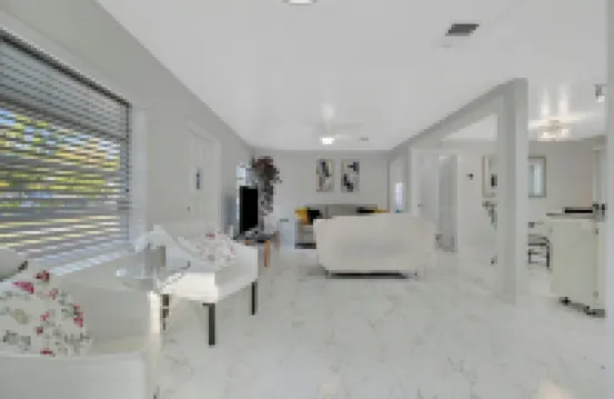 Sleeps 8 Near Busch Gardens With BBQ and Fenced Yard