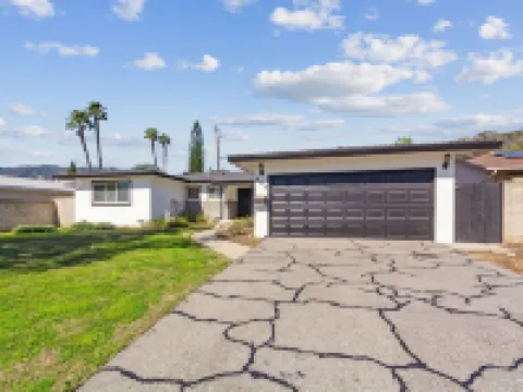 ที่พักส่วนตัวให้เช่าสไตล์โมเดิร์นที่ให้ความผ่อนคลายพร้อมสระว่ายน้ำส่วนตัว 4 ห้องนอน โดย RedAwning โรงแรมในอาซูซ่า