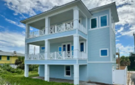 Brand new Oceanfront Home With Private hot Tub,outdoor Shower and Grill