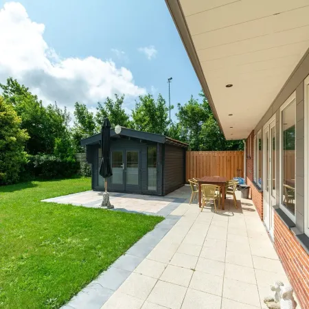 Bungalow Near Dutch Coast with Private Garden Hoteles en Callantsoog