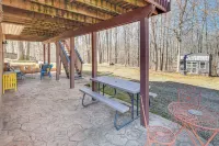 10 Mi to Downtown Clarksville: Studio w/ Patio!