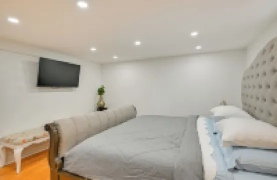 Lovely Elmont Apartment - Walk to Bus Stop!