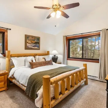 Bear Paw Haven-nestled in the trees. Pet & family friendly. HOT TUB, Free WiFi