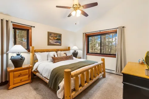 Bear Paw Haven-nestled in the trees. Pet & family friendly. HOT TUB, Free WiFi