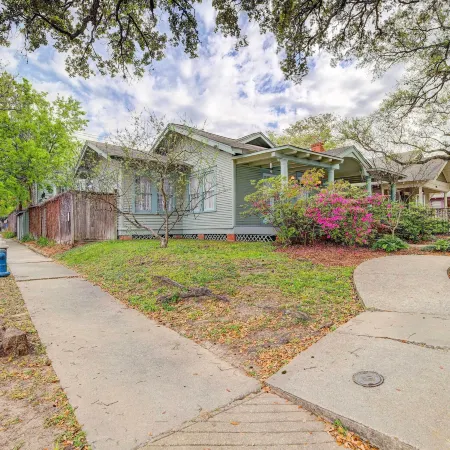 Pet-Friendly Garden Studio in Woodland Heights!