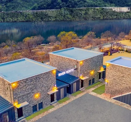 Chuncheon (Namiseom) River North Pool Villa Отели рядом с достопримечательностью «Астрономическая обсерватория «Космопия»»