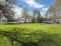 The Bay Breeze. In Village of Elk Rapids. Walk to Festivals, Beach Park & Town