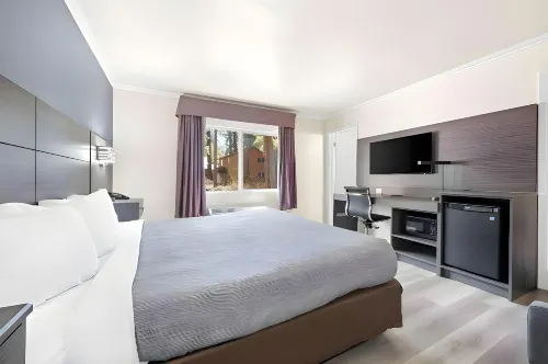 Econo Lodge Inn & Suites Heavenly Village Area