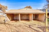 4 Mi to Lazy E Arena: Horse Lover's Haven w/ Grill - 2-Star