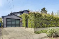Modern Broadway Luxury: Spacious Seattle Home! Hotels in Capitol Hill