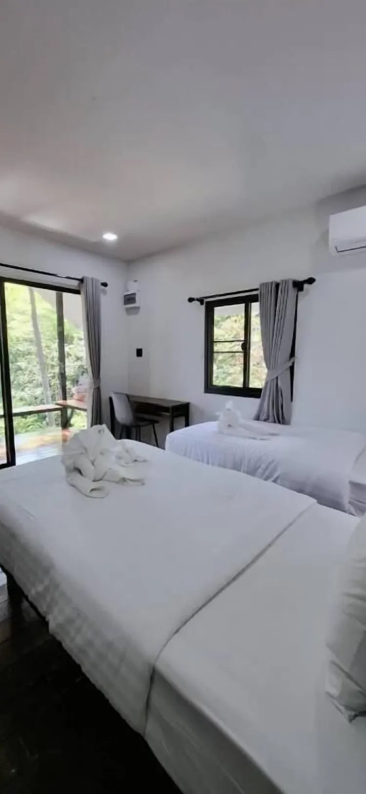 ห้องดีลักซ์เตียงแฝดพร้อมระเบียงและวิวสวน