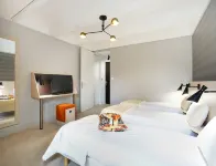 Stylish Alpine Base With Workspace