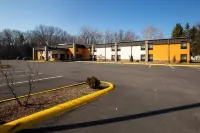 Quality Inn & Suites - parking