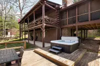 Hidden Cabin Retreat with Hot Tub in Lost City, WV