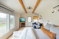 Casita: Near Wineries & Keuka Lake: 100"