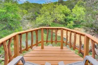 Cedar Falls Cabin Nestled by Honey Creek - Wifi