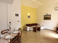 Spacious poolside apartment in Tar 塔爾住宿飯店
