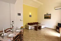 Spacious poolside apartment in Tar