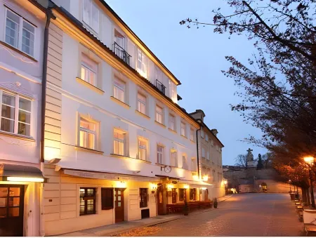 Hotel At the Golden Scissors