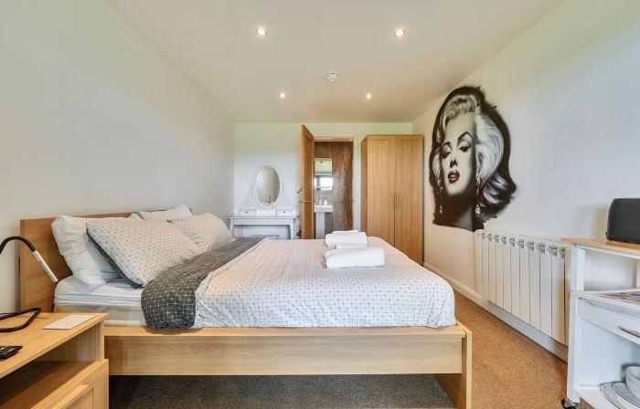 Relaxing Room with Ensuite Rutland Point