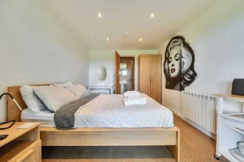 Relaxing Room with Ensuite Rutland Point - parking