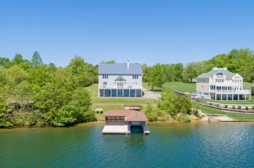 Dog-friendly, Lakefront Home With Private Dock, 2 Kayaks, Decks & Game Room - 4 tähden