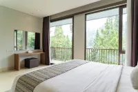 Tulip Hill View Villa 6 Bedrooms with a Private Heated Swimming Pool and a Movie Room - Airport Shuttle