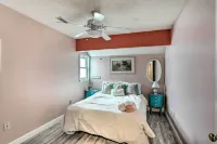 Breezy Murrells Inlet Condo w/ Deck: Walk to Beach - de playa