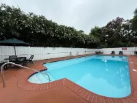 Princess Anne Hotel, SureStay Collection by Best Western - Pools