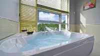 Janghohang J Story Spa Pension - Hot Tub