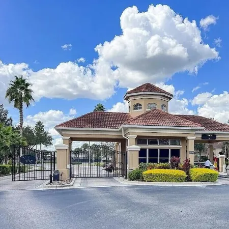 Cozy 3-bedroom condo in charming Kissimmee, 2 miles from Disney world