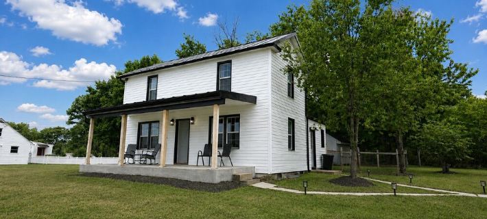 Charming 3-bedroom house with porch and yard in Winchester Hotels in Frederick County