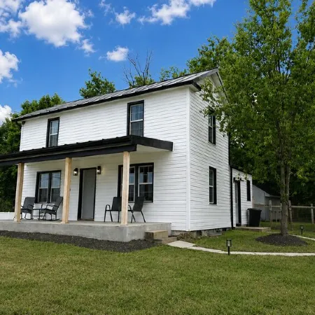 Charming 3-bedroom house with porch and yard in Winchester