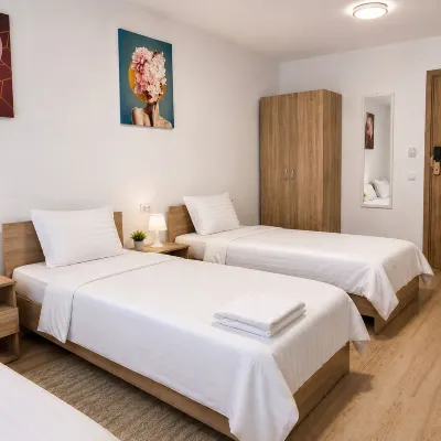 Monte Carlo Palace Rooms Hotel dekat Stasiun Kereta Baneasa